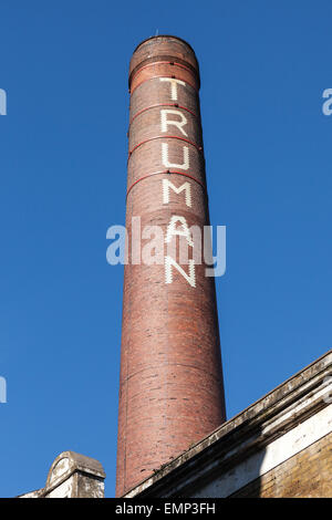 Camino sul vecchio Truman Brewery in East End di Londra Foto Stock