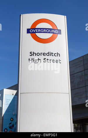 Overground roundel per Shoreditch High Street Foto Stock