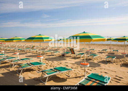 La mattina presto a Marotta Di Fano spiaggia sulla Riviera Adriatica, Provenza di Pesaro e Urbino nella regione Marche, Italia Foto Stock