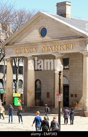 Boston Massachusetts Freedom Trail landmark Quincy Market davanti con i turisti, gli acquirenti turistico in entrata e via la luce. Foto Stock