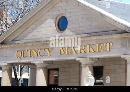 Boston Massachusetts Freedom Trail landmark Quincy Market davanti con i turisti, gli acquirenti turistico in entrata e via la luce. Foto Stock