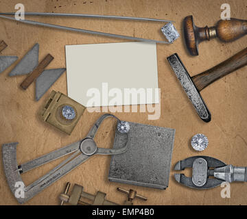 Il gioielliere vintage strumenti e diamanti su banco di lavoro, blank business card per il testo Foto Stock