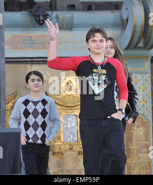 LOS ANGELES, CA - 26 gennaio 2012: Michael Jackson figli del principe Michele, Parigi & Prince Michael II "blanket" su Hollywood Boulevard dove hanno posto la loro mano del padre & orme, utilizzando le sue scarpe & guanto, in cemento nel cortile del Grauman's Chinese Theater. Cirque du Soleil Nuova mostra 'Michael Jackson il mondo immortale Tour' anteprime in Los Angeles domani. Gennaio 26, 2012 a Los Angeles, CA Foto Stock