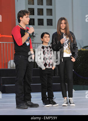 LOS ANGELES, CA - 26 gennaio 2012: Michael Jackson figli del principe Michele, Parigi & Prince Michael II "blanket" su Hollywood Boulevard dove hanno posto la loro mano del padre & orme, utilizzando le sue scarpe & guanto, in cemento nel cortile del Grauman's Chinese Theater. Cirque du Soleil Nuova mostra 'Michael Jackson il mondo immortale Tour' anteprime in Los Angeles domani. Gennaio 26, 2012 a Los Angeles, CA Foto Stock