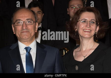 Londra, UK, 22 Aprile 2015 : Ambasciatore turco Abdurrahman Bilgiç e sua moglie con la Turkish Air Force Band presso la sala centrale di Westminster a Londra. Foto di credito: Vedere Li/Alamy Live News Foto Stock