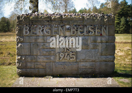 Bergen-Belsen, Germania. Xxi Aprile, 2015. Una lapide writted con 'Bergen-Belsen 1940 al 1945" presso il memoriale in Bergen-Belsen, Germania, 21 aprile 2015. Cerimonia di commemorazione per il settantesimo anniversario della liberazione della Bergen-Belsen campo di concentramento avviene il 26 aprile 2015. La regina Elisabetta II è anche previsto nel mese di giugno. Foto: JULIAN STRATENSCHULTE/dpa/Alamy Live News Foto Stock