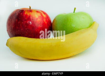 Qualche succosa frutta fresca prese un close-up su uno sfondo luminoso. Foto Stock