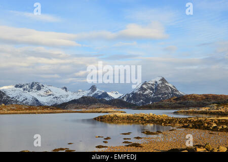 Piccolo lago sul isola montuosa Austvågøy, montagne innevate dietro, Svolvaer, Lofoten, Nordland, Norvegia Foto Stock