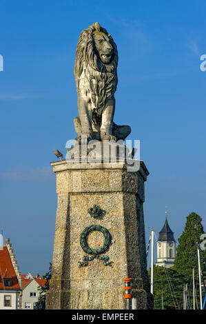 Leone bavarese all'entrata del porto, la cattedrale di Notre Dame dietro, porta al Lago di Costanza, Lindau, Svevia, Baviera, Germania Foto Stock