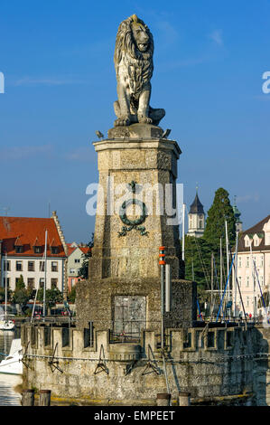 Leone bavarese all'entrata del porto, la cattedrale di Notre Dame dietro, porta al Lago di Costanza, Lindau, Svevia, Baviera, Germania Foto Stock
