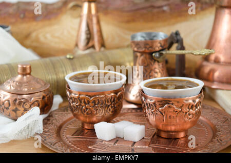 Stoviglie di rame con caffè turco e cubetti di zucchero Foto Stock