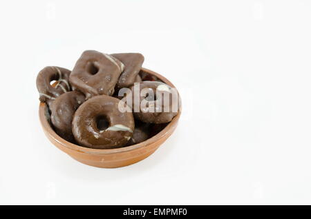 Mazzetto di rotondi e quadrati biscotti al cioccolato con un intero nel mezzo Foto Stock