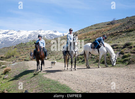 La gente a cavallo in Sierra Nevada, Alta Alpujarras, provincia di Granada, Spagna Foto Stock