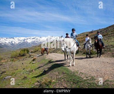 La gente a cavallo in Sierra Nevada, Alta Alpujarras, provincia di Granada, Spagna Foto Stock