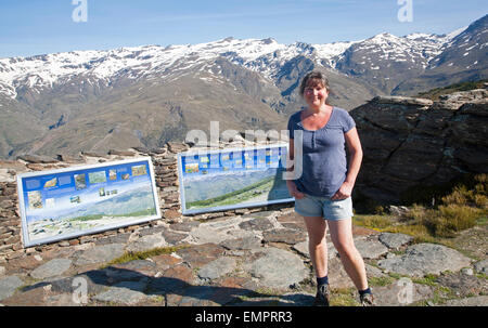 Donna che cammina nella Sierra Nevada, Alta Alpujarras, provincia di Granada, Spagna Foto Stock