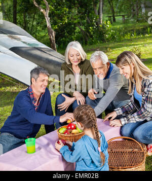 Famiglia avente frutti al campeggio Foto Stock