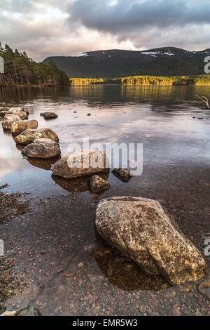 Loch un Eilein a Aviemore nelle Highlands della Scozia. Foto Stock