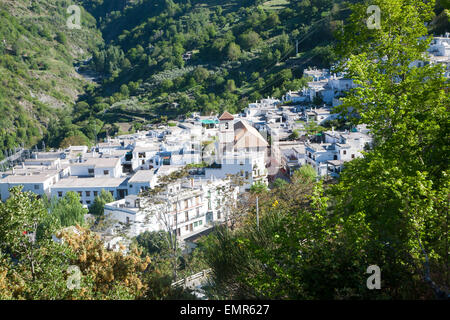 Fiume Poqueira Gorge e villaggio di Pampaneira, alta alpujarras Sierra Nevada, provincia di Granada, Spagna Foto Stock