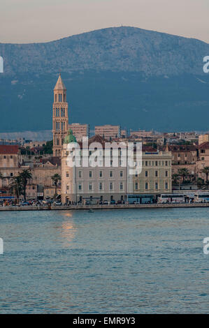 SPLIT/Croazia 1A OTTOBRE 2006 - La città di Spalato al crepuscolo Foto Stock