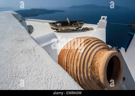 SANTORINI/GRECIA 7novembre 2006 - Vista dal tetto bianco top di abitazioni locali con vista sulla Caldera Foto Stock