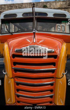 Valletta/malta 18 ottobre 2006 - colorata Vecchia autobus Foto Stock