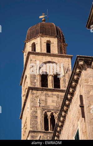 Il campanile della chiesa e il monastero francescano nella città vecchia di Dubrovnik Foto Stock