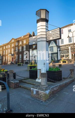 Cartello stradale di Bury St Edmunds, vista del cartello stradale "Pillar of Salt" su Angel Hill a Bury St Edmunds, progettato dall'architetto Basil Oliver, Inghilterra Foto Stock