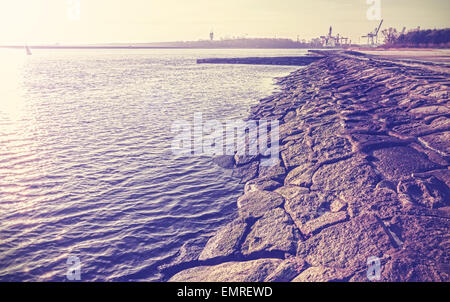 Vintage filtrato un vecchio porto embankment fatta di pietre a Swinoujscie, Polonia. Foto Stock