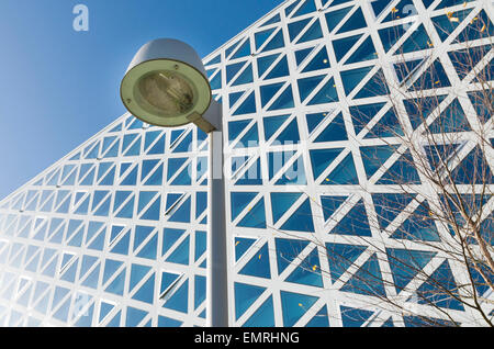Lampada posta nella parte anteriore di un moderno edificio per uffici Foto Stock