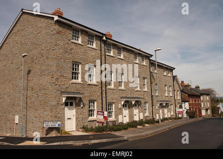 Nuova costruzione a tre piani di Città Case case dei piccoli Welsh cittadina rurale di Hay on Wye Powys Foto Stock