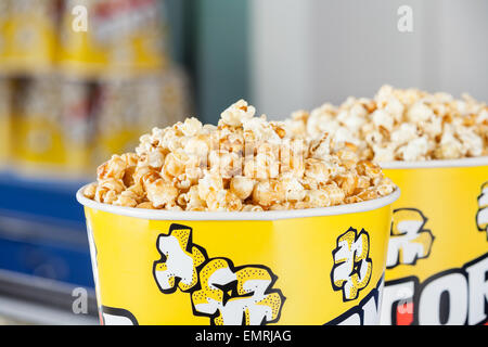 Arrosto di popcorn in secchi al cinema Foto Stock