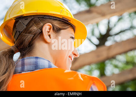 Vista posteriore della femmina di lavoratore edile Foto Stock