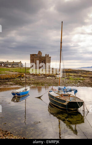 Il castello di Portencross sull'Ayrshire costa della Scozia con barche a vela nel porto. Regno Unito Foto Stock
