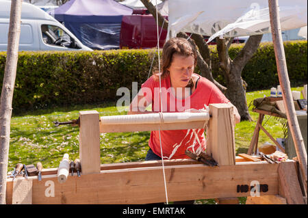 Una donna con un vecchio laithe pedale a Framlingham Paese mostrano in Framlingham , Suffolk , Inghilterra , Inghilterra , Regno Unito Foto Stock