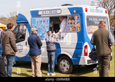 Persone che acquistano gelati dai gelati van a Framlingham Paese mostrano in Framlingham , Suffolk , Inghilterra , Inghilterra , Regno Unito Foto Stock