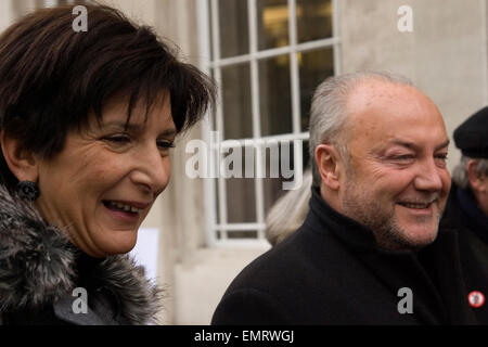 Il rispetto di leader di partito George Galloway arriva con un amico per protestare contro la BBC di rifiuto di aria a Gaza appello di carità Foto Stock