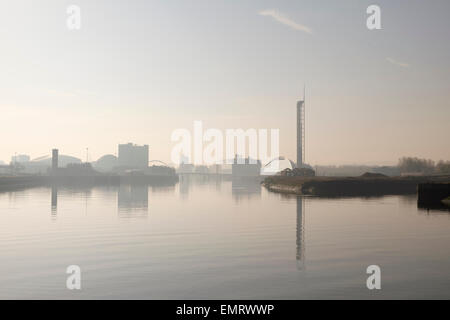 Un vago foschia mattutina sul fiume Clyde, Glasgow, Scotland, Regno Unito Foto Stock