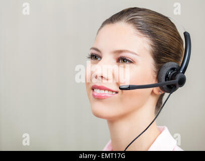 Rappresentante del servizio clienti di indossare le cuffie Foto Stock
