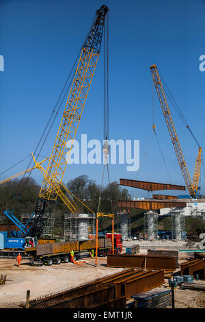 Lancaster, Lancashire, Regno Unito, 23 Aprile, 2015. 2a sollevamento di span per Heysham a M6 Link Road attraversando il ponte sul fiume Lune lavoro sul Heysham a M6 Link Road che hanno iniziato prima di quest'anno. Il Lancashire County Council's £124 milioni di Heysham progetto Link ha raggiunto una nuova fase che possono avere un impatto su utenti di autostrade. La nuova strada è un 4.8km strada a doppia carreggiata che collega il Heysham e Morecambe penisola al Junction 34 della M6, completamente ristrutturato giunzione con nuove strade di slittamento apertura in estate 2016. Credito: MarPhotographics/Alamy Live News. Foto Stock