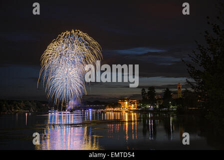 Fuochi d'artificio davanti al fiume Ticino in una notte d'estate, Sesto Calende - Varese, Italia Foto Stock