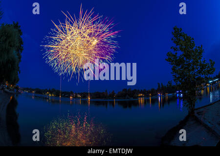 Fuochi d'artificio sul fiume Ticino in una serata estiva, Sesto Calende - Varese Foto Stock