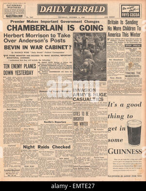 1940 front page Daily Herald Neville Chamberlain a dimettersi Foto Stock