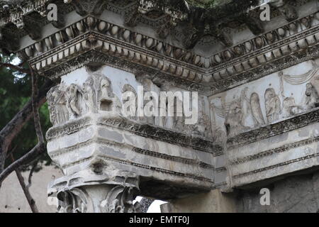 L'Italia. Roma. Foro di Nerva. Tempio di Minerva. I secolo d.c. Rimane del peristilio. Rilievi di dettaglio. Foto Stock