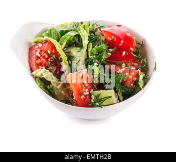 Insalata in ciotola bianco isolato su sfondo bianco Foto Stock