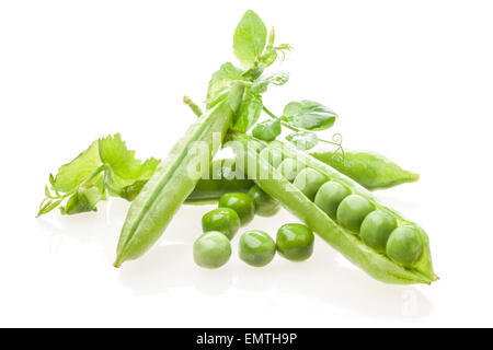 Pod di piselli verdi con foglie su sfondo bianco Foto Stock