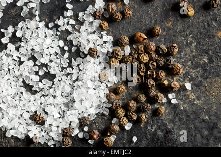 Vista dall'alto di cristalli di sale e di pepe nero Foto Stock
