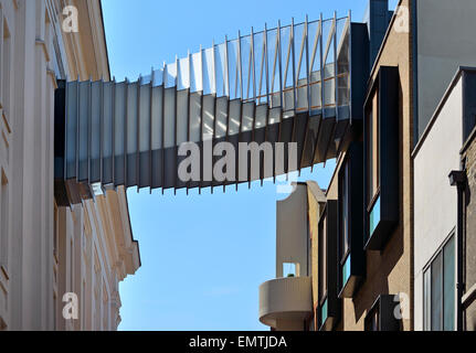 Londra, Inghilterra, Regno Unito. "Ponte di aspirazione" tra la Royal Ballet School e la Royal Opera House di Floral Street. (2003) Foto Stock