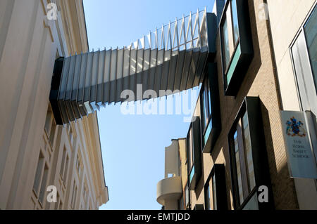 Londra, Inghilterra, Regno Unito. "Ponte di aspirazione" tra la Royal Ballet School e la Royal Opera House di Floral Street. (2003) Foto Stock