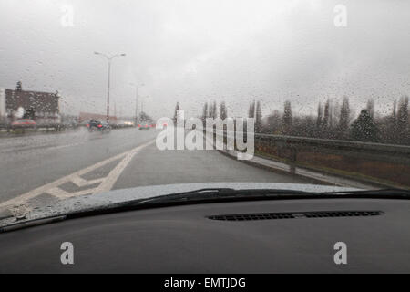 Cattive condizioni meteorologiche la guida auto Foto Stock