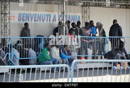 Catania, Italia. 23 apr, 2015. 220 rifugiati salvato da due navi nei pressi di Libia sono stati trasportati a Catania per la Marina Militare Italiana nave. I rifugiati sono visti a Catania, Italia, Aprile 23, 2015. © Tereza Supova/CTK foto/Alamy Live News Foto Stock